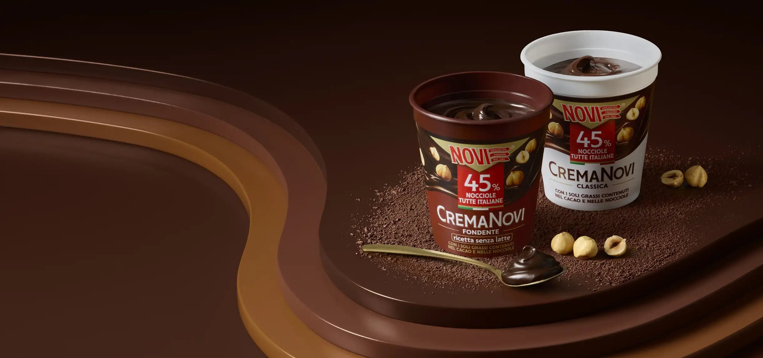 Vasetti di CremaNovi Fondente senza latte e CremaNovi Classica su cacao in polvere e nocciole